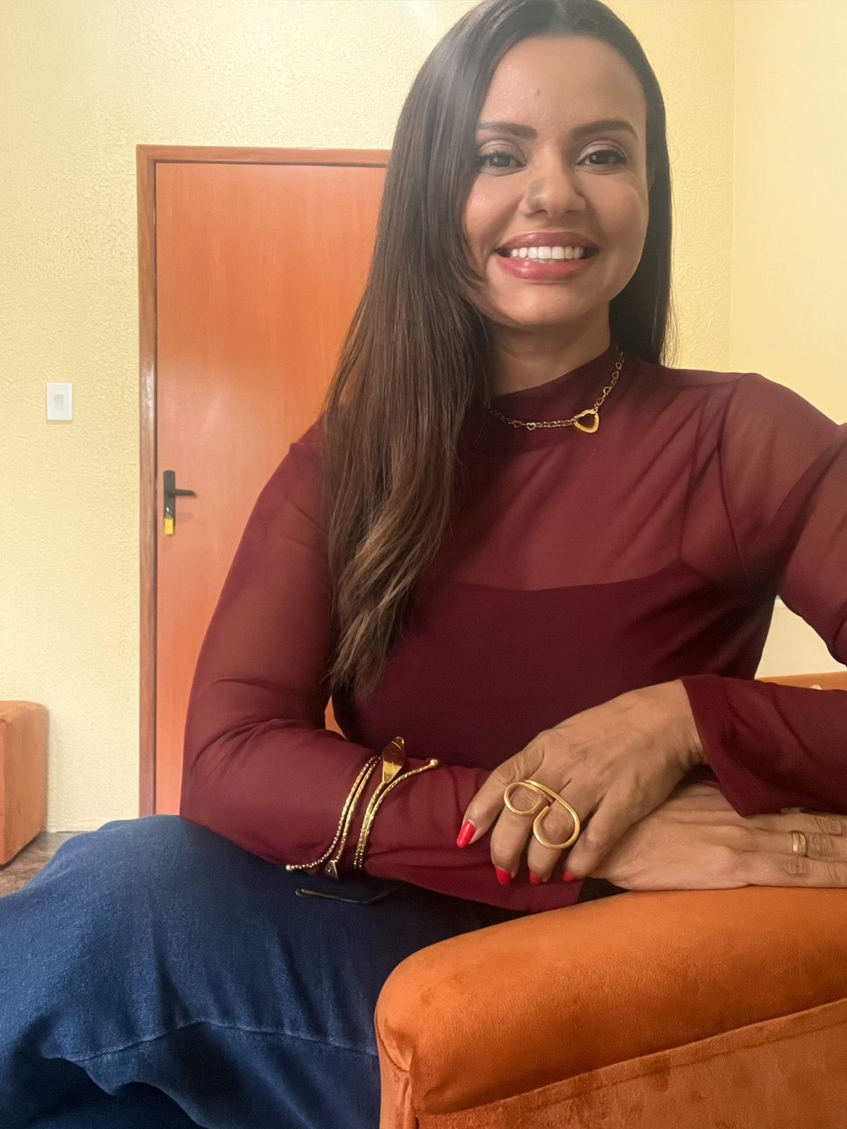 Jaqueline Souza sorrindo